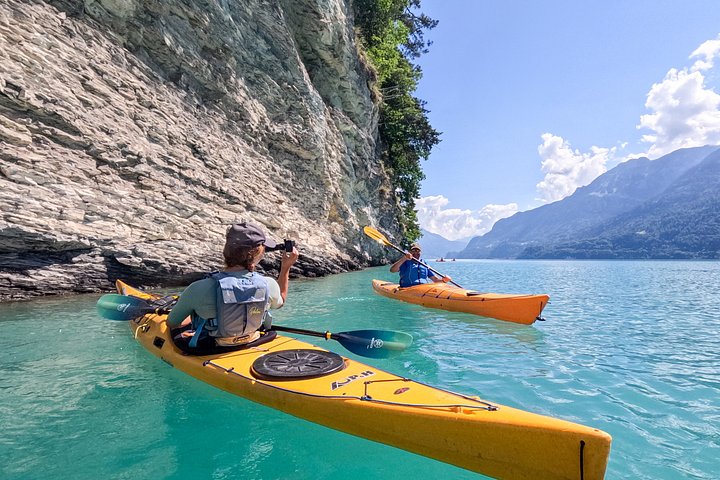 Aventura guiada en kayak por las aguas turquesas del Lago de Brienz, Suiza, con impresionantes vistas de las montañas, foto 16 | wizardtrip