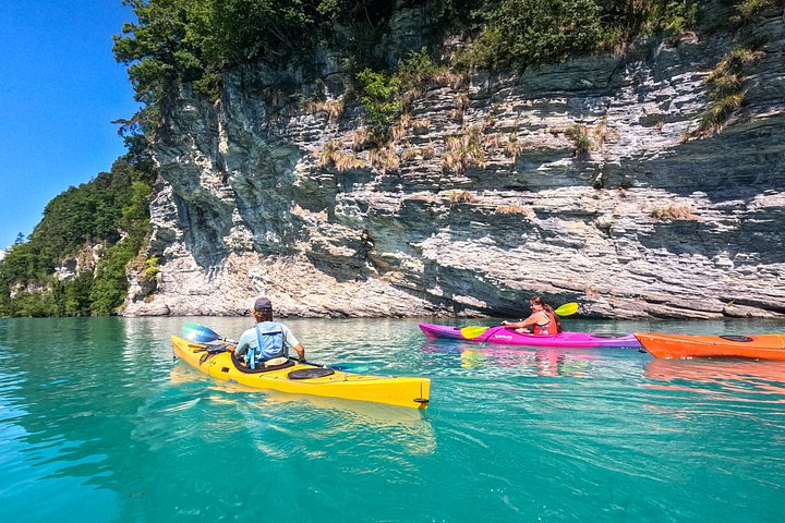 Aventura guiada en kayak por las aguas turquesas del Lago de Brienz, Suiza, con impresionantes vistas de las montañas, foto 19 | wizardtrip