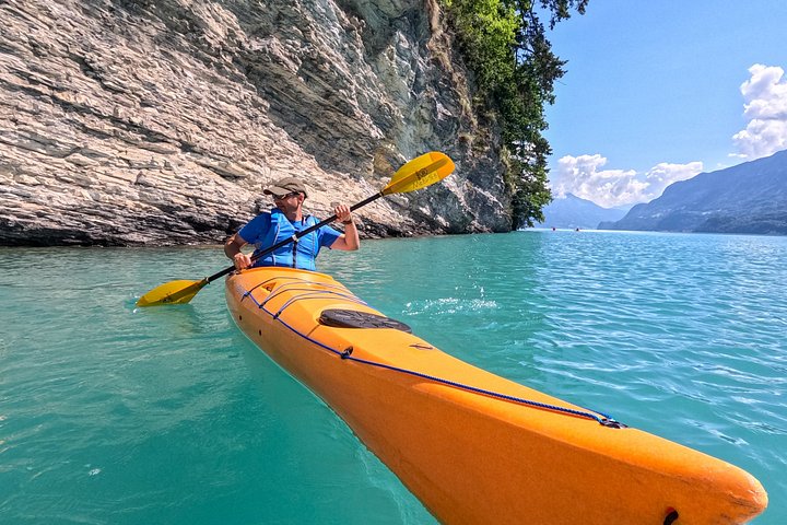 Aventura guiada en kayak por las aguas turquesas del Lago de Brienz, Suiza, con impresionantes vistas de las montañas, foto 20 | wizardtrip