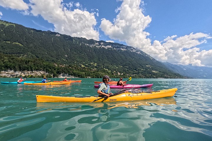 Aventura guiada en kayak por las aguas turquesas del Lago de Brienz, Suiza, con impresionantes vistas de las montañas, foto 21 | wizardtrip