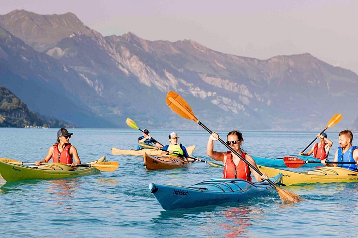 Aventura guiada en kayak por las aguas turquesas del Lago de Brienz, Suiza, con impresionantes vistas de las montañas, foto 22 | wizardtrip