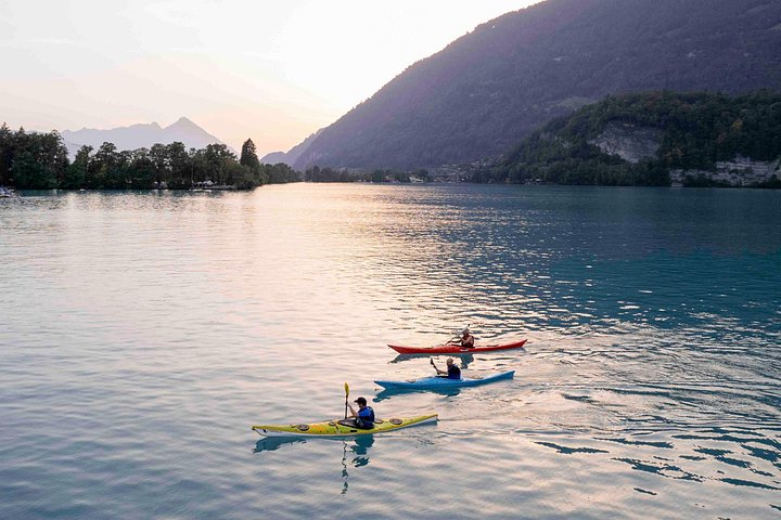 Aventura guiada en kayak por las aguas turquesas del Lago de Brienz, Suiza, con impresionantes vistas de las montañas, foto 24 | wizardtrip