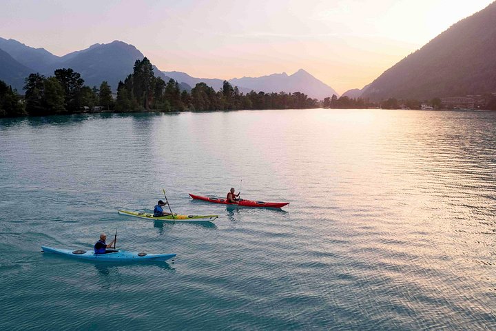 Aventura guiada en kayak por las aguas turquesas del Lago de Brienz, Suiza, con impresionantes vistas de las montañas, foto 25 | wizardtrip