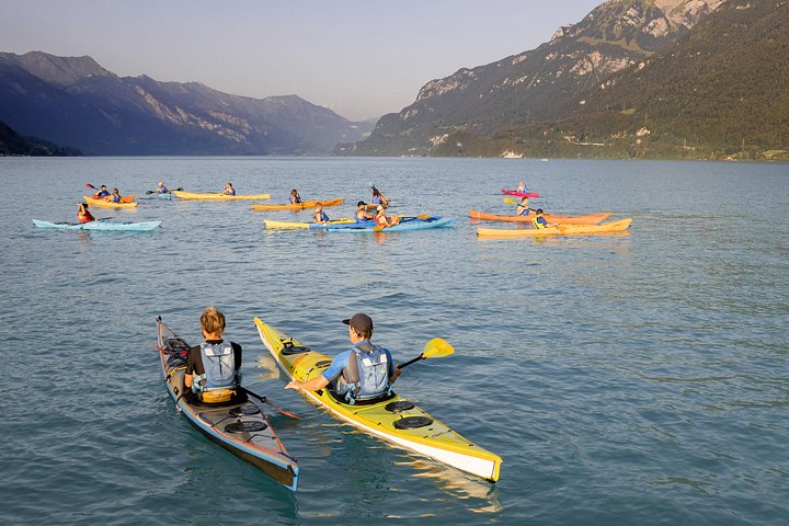 Aventura guiada en kayak por las aguas turquesas del Lago de Brienz, Suiza, con impresionantes vistas de las montañas, foto 26 | wizardtrip
