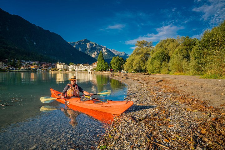 Aventura guiada en kayak por las aguas turquesas del Lago de Brienz, Suiza, con impresionantes vistas de las montañas, foto 28 | wizardtrip