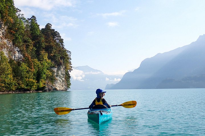 Aventura guiada en kayak por las aguas turquesas del Lago de Brienz, Suiza, con impresionantes vistas de las montañas, foto 29 | wizardtrip