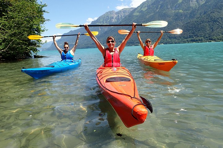 Aventura guiada en kayak por las aguas turquesas del Lago de Brienz, Suiza, con impresionantes vistas de las montañas, foto 30 | wizardtrip