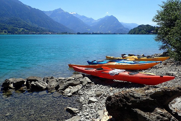 Aventura guiada en kayak por las aguas turquesas del Lago de Brienz, Suiza, con impresionantes vistas de las montañas, foto 31 | wizardtrip