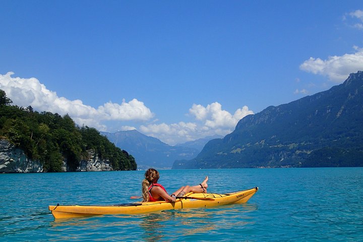 Aventura guiada en kayak por las aguas turquesas del Lago de Brienz, Suiza, con impresionantes vistas de las montañas, foto 33 | wizardtrip