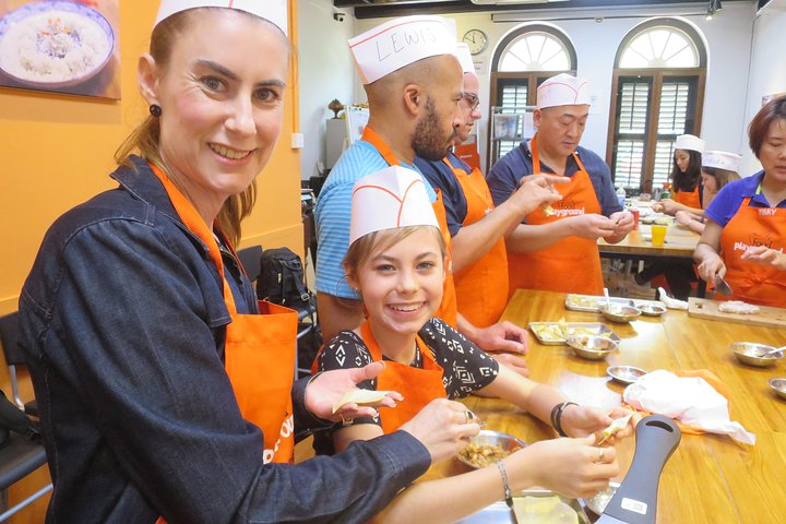 Apprenez à cuisiner des plats singapouriens authentiques dans un cours amusant et pratique à Singapour, photo 7 | wizardtrip