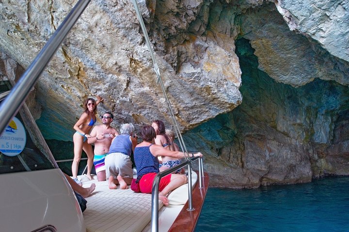 Båttur i liten gruppe rundt øya Capri fra Sorrento, med badestopp og naturskjønn utsikt, foto 9 | wizardtrip