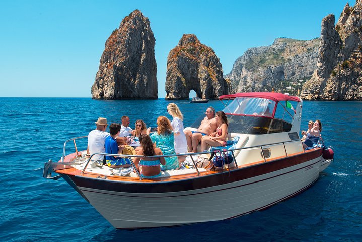 Båttur i liten gruppe rundt øya Capri fra Sorrento, med badestopp og naturskjønn utsikt, foto 14 | wizardtrip