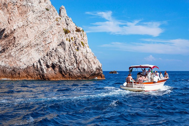 Båttur i liten gruppe rundt øya Capri fra Sorrento, med badestopp og naturskjønn utsikt, foto 15 | wizardtrip