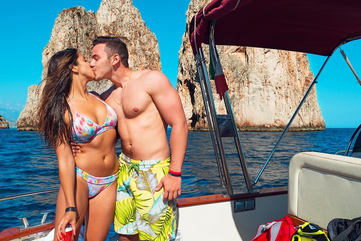 Båttur i liten gruppe rundt øya Capri fra Sorrento, med badestopp og naturskjønn utsikt, foto 16 | wizardtrip