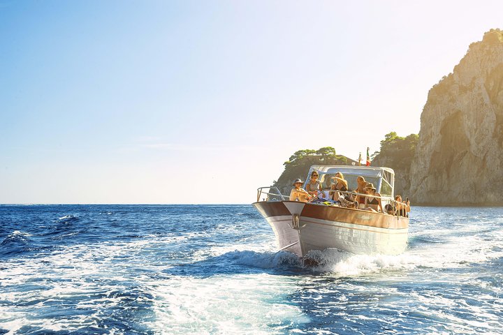 Båttur i liten gruppe rundt øya Capri fra Sorrento, med badestopp og naturskjønn utsikt, foto 18 | wizardtrip