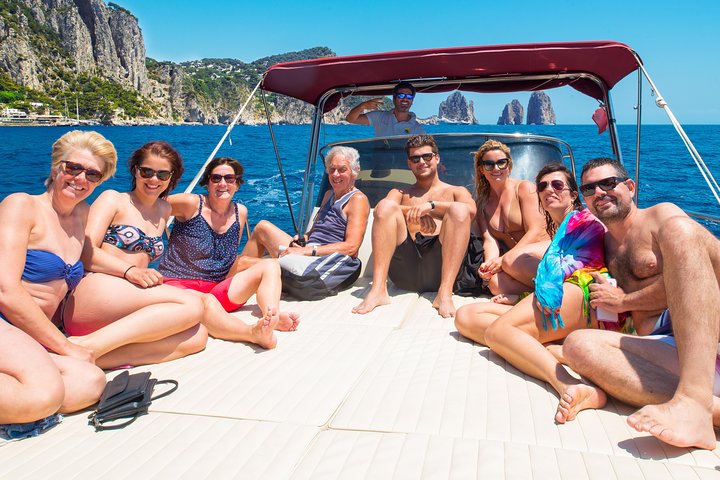 Båttur i liten gruppe rundt øya Capri fra Sorrento, med badestopp og naturskjønn utsikt, foto 19 | wizardtrip