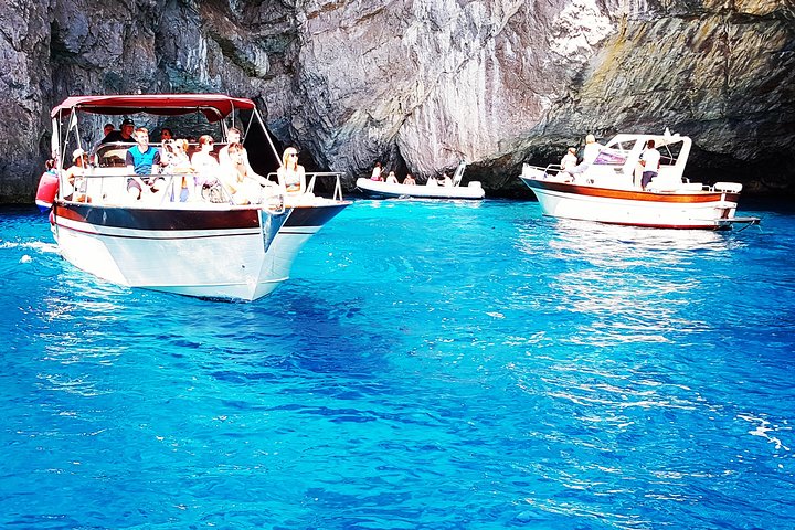 Båttur i liten gruppe rundt øya Capri fra Sorrento, med badestopp og naturskjønn utsikt, foto 20 | wizardtrip