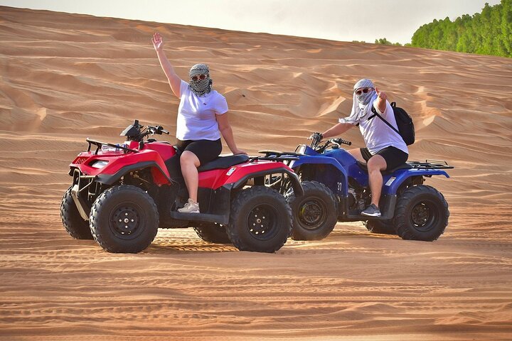 Safari dans le désert de Dubaï VIP : Quad, Sandboard, Balade à dos de chameau et dîner BBQ | wizardtrip