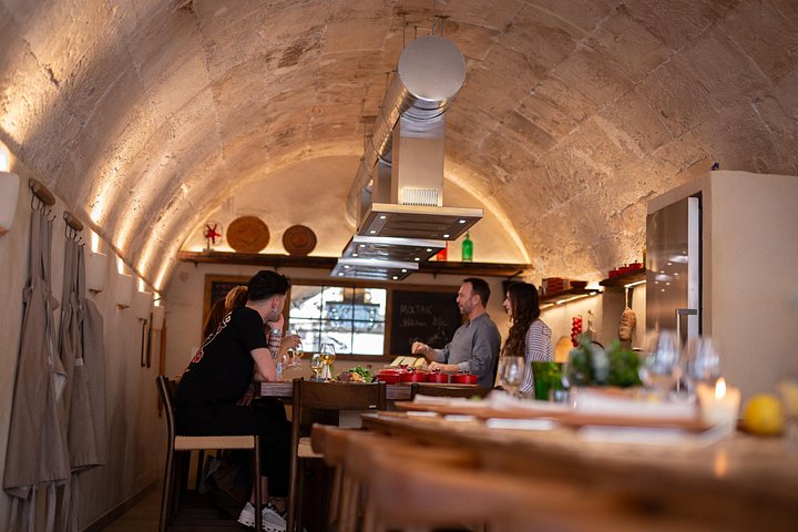 Lernen Sie, traditionelle spanische Gerichte in einer historischen Mühlenküche in Palma de Mallorca zuzubereiten, Foto 31 | wizardtrip