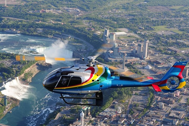 Helikoptertur over Niagara Falls, Canada, med utsikt over fossene og omkringliggende landemerker fra luften, foto 6 | wizardtrip