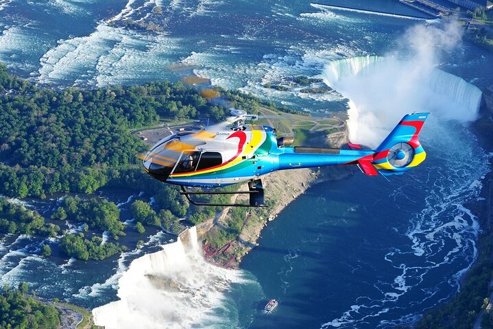 Helikoptertur over Niagara Falls, Canada, med utsikt over fossene og omkringliggende landemerker fra luften, foto 9 | wizardtrip