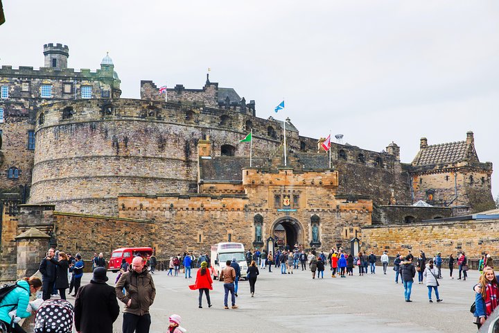 Hop-on hop-off busstur til Edinburghs kongelige attraksjoner, inkludert Edinburgh Castle og Royal Yacht Britannia, foto 12 | wizardtrip
