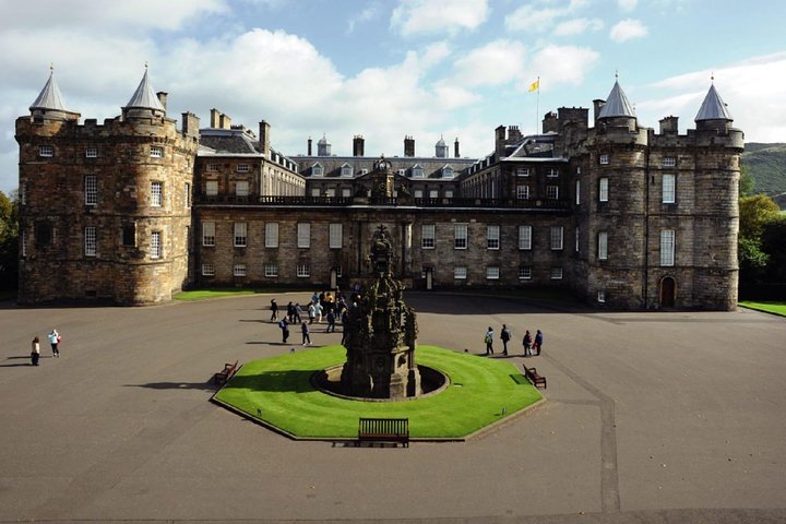 Hop-on hop-off busstur til Edinburghs kongelige attraksjoner, inkludert Edinburgh Castle og Royal Yacht Britannia, foto 16 | wizardtrip