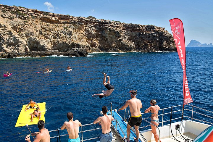 Catamarcruise op Ibiza met strandstops, paddleboarden, eten en drinken, foto 43 | wizardtrip