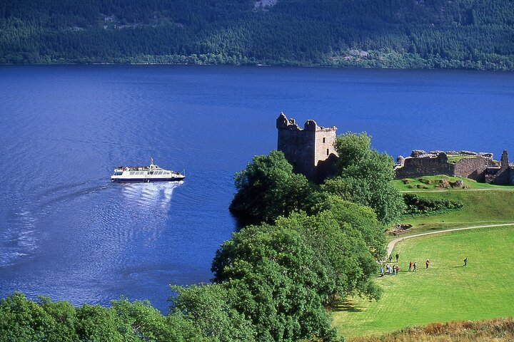 Naturskøn bådtur på Loch Ness med udsigt til Urquhart Castle fra Inverness, Skotland, foto 6 | wizardtrip