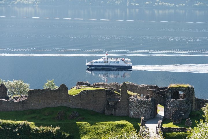 Naturskøn bådtur på Loch Ness med udsigt til Urquhart Castle fra Inverness, Skotland, foto 7 | wizardtrip