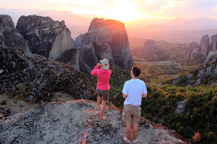 Liten gruppe tur som utforsker Meteoras klostre og eremitt huler ved solnedgang, foto 7 | wizardtrip