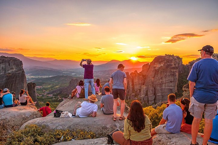 Liten gruppe tur som utforsker Meteoras klostre og eremitt huler ved solnedgang, foto 10 | wizardtrip