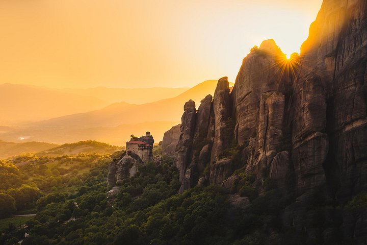 Liten gruppe tur som utforsker Meteoras klostre og eremitt huler ved solnedgang, foto 22 | wizardtrip
