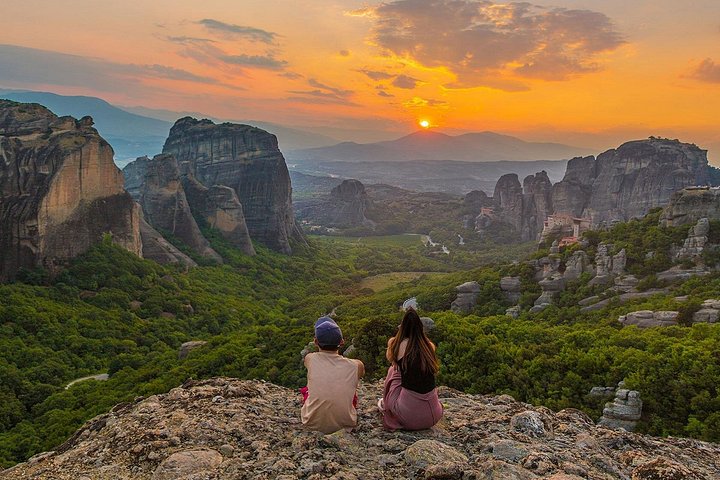 Liten gruppe tur som utforsker Meteoras klostre og eremitt huler ved solnedgang, foto 34 | wizardtrip