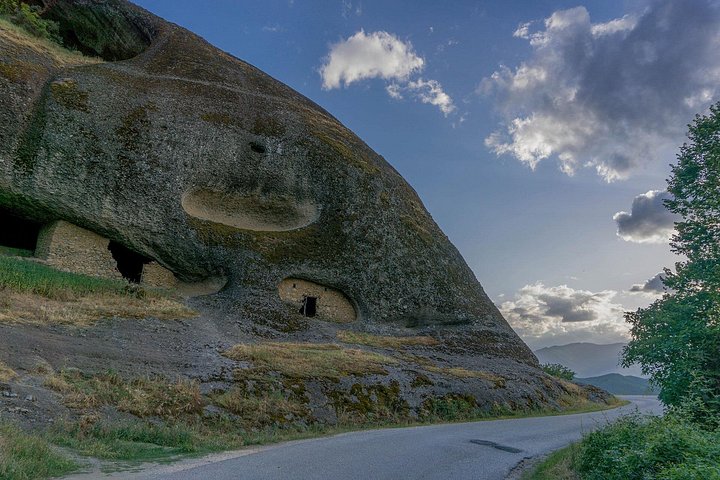 Liten gruppe tur som utforsker Meteoras klostre og eremitt huler ved solnedgang, foto 44 | wizardtrip