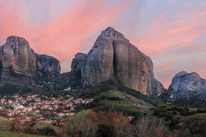 Liten gruppe tur som utforsker Meteoras klostre og eremitt huler ved solnedgang, foto 46 | wizardtrip