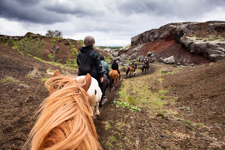 Balade à cheval sur lave rouge depuis Reykjavík | wizardtrip