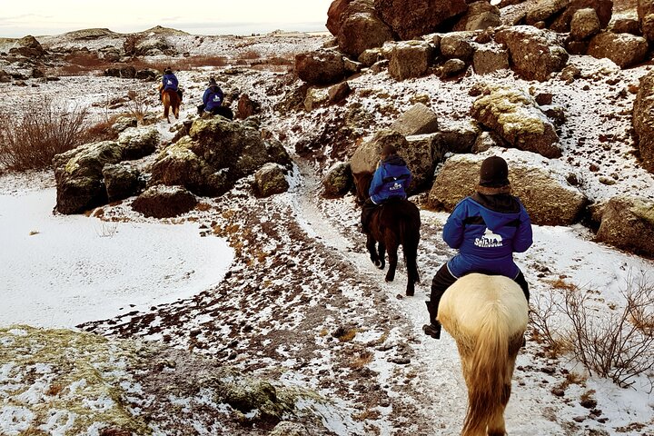 Balade à cheval à travers les champs de lave rouge et les paysages moussus de l'Islande, photo 6 | wizardtrip