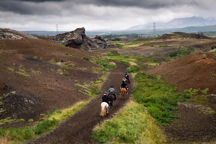 Balade à cheval à travers les champs de lave rouge et les paysages moussus de l'Islande, photo 10 | wizardtrip