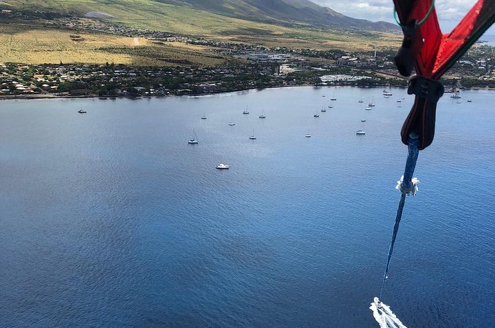 Vivi un'emozionante esperienza di parasailing sulle splendide acque di Maui, godendo di viste mozzafiato sulla costa, foto 6 | wizardtrip