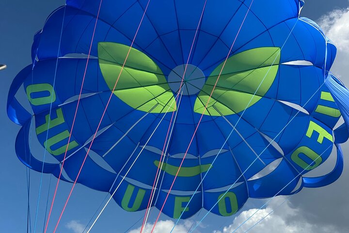 Vivi un'emozionante esperienza di parasailing sulle splendide acque di Maui, godendo di viste mozzafiato sulla costa, foto 7 | wizardtrip