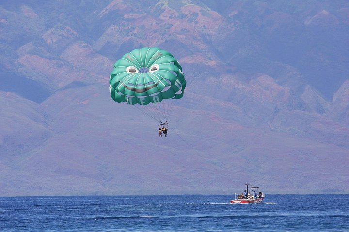 Vivi un'emozionante esperienza di parasailing sulle splendide acque di Maui, godendo di viste mozzafiato sulla costa, foto 8 | wizardtrip