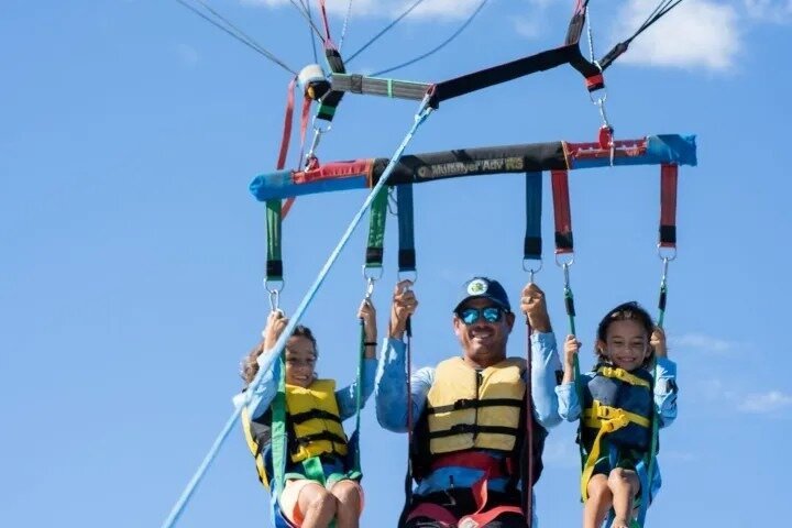 Vivi un'emozionante esperienza di parasailing sulle splendide acque di Maui, godendo di viste mozzafiato sulla costa, foto 9 | wizardtrip
