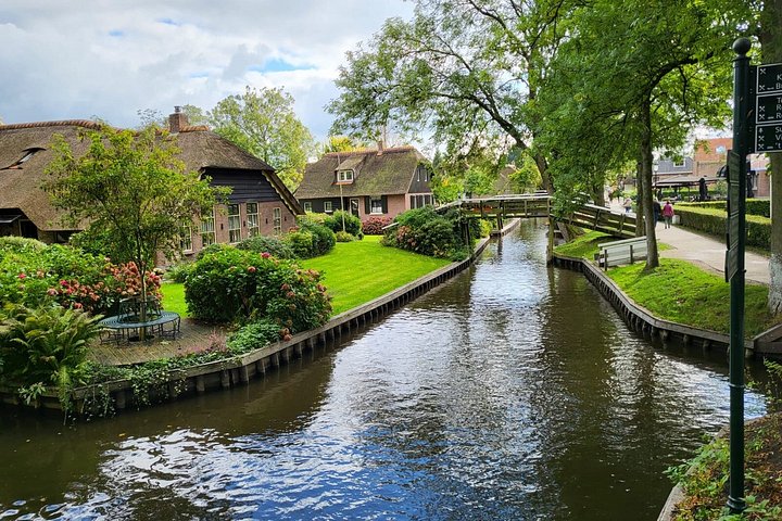 En guidad dagsutflykt till Giethoorn från Amsterdam, med kanalkryssning genom en charmig holländsk by, foto 16 | wizardtrip