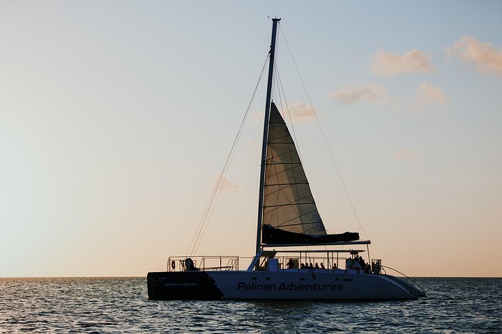 Katamaran-Sonnenuntergangsfahrt in Aruba mit atemberaubender Küstenansicht und lebendigen Himmelsfarben, Foto 4 | wizardtrip