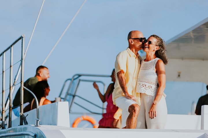 Katamaran-Sonnenuntergangsfahrt in Aruba mit atemberaubender Küstenansicht und lebendigen Himmelsfarben, Foto 6 | wizardtrip
