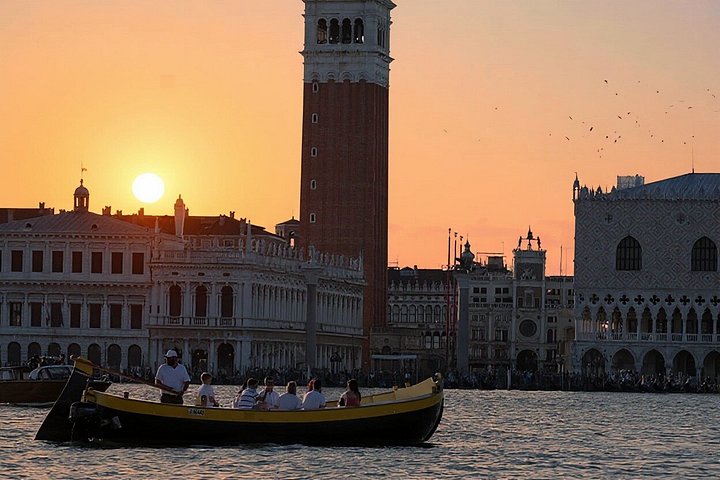 Venice Sunset by Typical Venetian Boat with Prosecco | wizardtrip