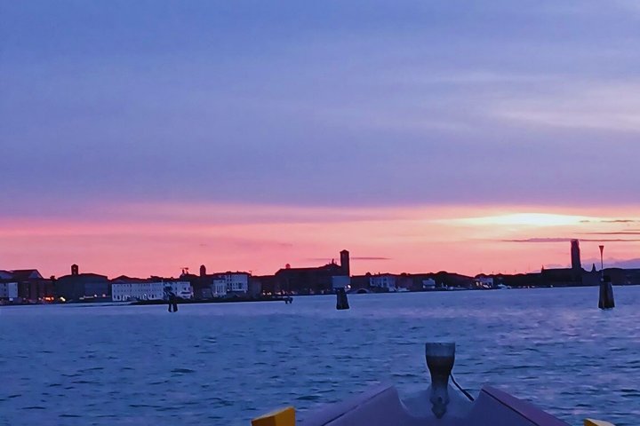Venetiansk Bragozzo-båd sejler i lagunen ved solnedgang med Prosecco, foto 7 | wizardtrip