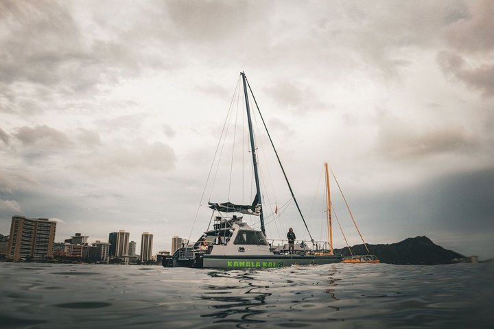 Crociera in catamarano al tramonto a Oahu, Hawaii, con splendide viste sull'oceano e luci della città, foto 6 | wizardtrip