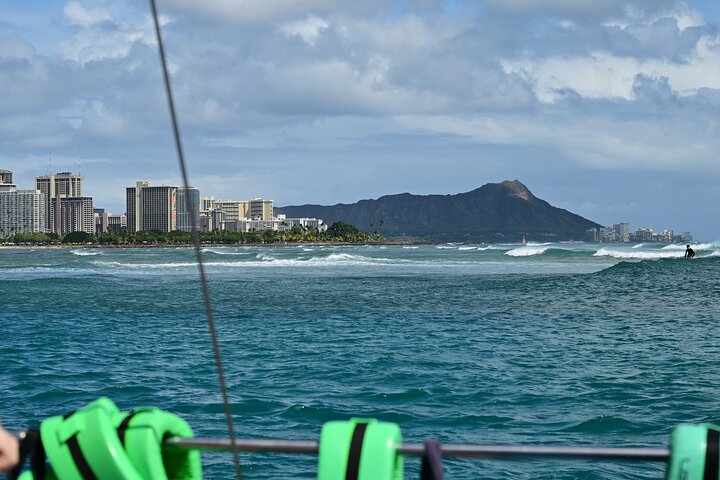 Crociera in catamarano al tramonto a Oahu, Hawaii, con splendide viste sull'oceano e luci della città, foto 7 | wizardtrip